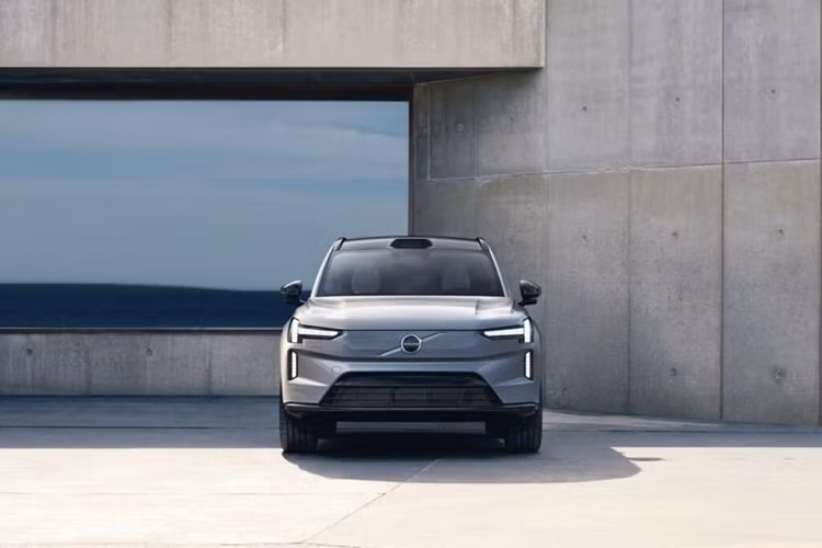 Volvo EX90 được chế tạo dựa trên nền tảng cấu trúc khung gầm dành cho xe điện SPA2 của công ty mẹ Geely, tương tự Polestar 3. Với phiên bản tiêu chuẩn, xe được cung cấp 2 mô tơ điện với công suất 402 mã lực, mô-men xoắn 769 Nm đi kèm cụm pin 111kWh.