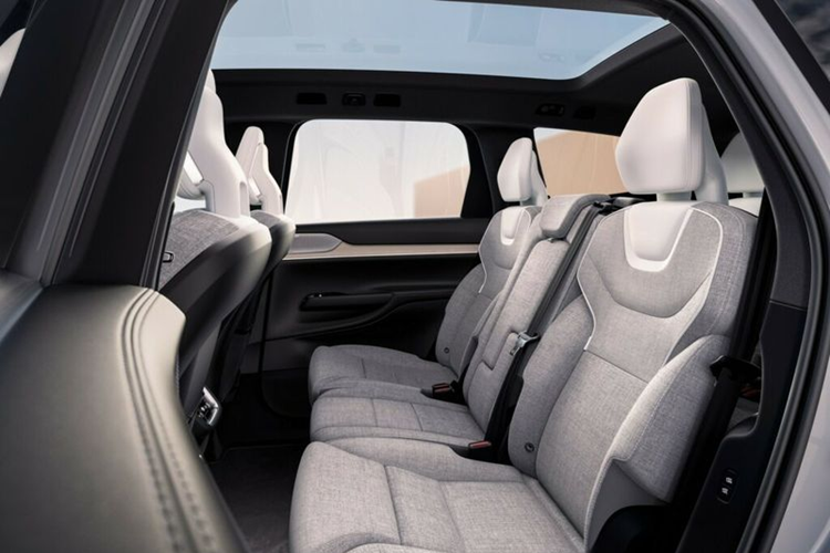 Những khách hàng muốn sở hữu một chiếc xe sang trọng hơn có thể chọn phiên bản EX90 Twin Motor Ultra. Bản này được bổ sung cửa kính nhiều lớp, đèn chào mừng cùng bộ mâm 21 inch lớn hơn.