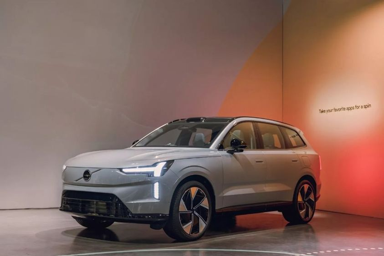  Volvo EX90 2024 mới sẽ có hai cấu hình 7 chỗ hoặc 6 chỗ, hai tùy chọn động cơ và hai tùy chọn trang trí. Như vậy, tổng cộng xe có 8 phiên bản cho khách hàng lựa chọn, mức giá xe Volvo EX90 2024 dao động từ 76,695 - 86,545 USD, tương đương 1,86 - 2,1 tỷ VNĐ.