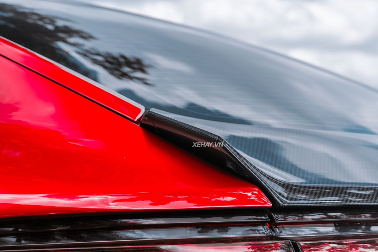 Trong khi đó ở khu vực đuôi xe, chủ nhân của chiếc Porsche Panamera 4 Executive này còn nâng cấp thêm hệ thống ống xả hiệu năng cao cùng downpipe của thương hiệu Innotech Performance Exhaust (iPE) có giá bán lên đến hàng trăm triệu đồng. Bộ ống xả mới có tác dụng tối ưu hoá luồng khí thải, mang lại sức mạnh và âm thanh uy lực hơn so với chi tiết từ nhà sản xuất.