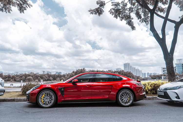 Cung cấp “sức mạnh” cho Porsche Panamera 4 Executive là động cơ V6 tăng áp kép có dung tích 3.0 lít, sản sinh công suất tối đa lên đến 330 mã lực tại dải vòng tua 5.400 - 6.400 vòng/phút và mô-men xoắn cực đại đạt mức 450 Nm tại dải vòng tua 1.340 - 4.900 vòng/phút. Khối động cơ này đi kèm hộp số tự động 8 cấp ly hợp kép PDK (Porsche Dopelkupplungsgetriebe), hệ dẫn động 4 bánh và gói kích hoạt thể thao Sport Chrono.