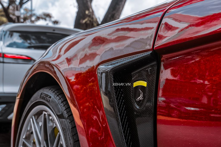 Ở bên hông Porsche Panamera 4 Executive, các chi tiết như vè trước, ốp cửa sau mới, ốp sườn, ốp khe thoát khí đều được làm từ sợi carbon. Xe sử dụng bộ mâm từ Anrky Wheels có tên S3-X1, thuộc dòng sản phẩm cao cấp X-Series có thiết kế đa chấu và mạ chrome sáng bóng nổi bật. Chưa dừng lại ở đó, chủ sở hữu còn mạnh tay nâng cấp thêm hệ thống phanh đĩa cao cấp đến từ thương hiệu Brembo danh tiếng với các cùm phanh sơn vàng.