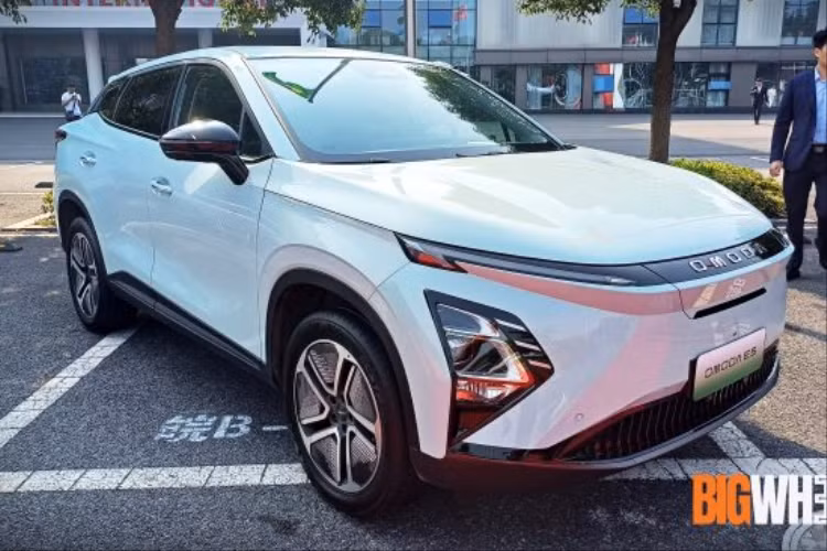 Vô lăng sử dụng tông màu hai tông và sử dụng các nút cảm ứng. Bảng điều khiển trung tâm có màn hình kép nổi và giữ lại các nút bấm vật lý. Về sức mạnh, động cơ Chery E5 EV 2023 tại Trung Quốc có công suất tối đa 150 kW, khoảng 201 mã lực và mô-men xoắn cực đại 350 Nm, xe có thể tăng tốc từ vị trí xuất phát lên 100 km/h chỉ trong thời gian 7,6 giây và mất 28 phút để sạc từ 30% lên 80%.