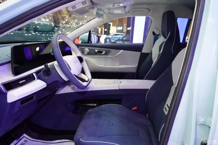 Đáng tiếc là hình ảnh nội thất xe Chery E5 EV 2023 được bán ở Trung Quốc chưa được công bố, nhưng nhiều khả năng sẽ giống mẫu xe ra mắt nước ngoài trước đó, với nội thất của xe tập trung vào việc sửa đổi các bộ phận trang trí, bao gồm các mảng ốp gỗ và bọc da rộng rãi, đồng thời được trang trí bằng kim loại.