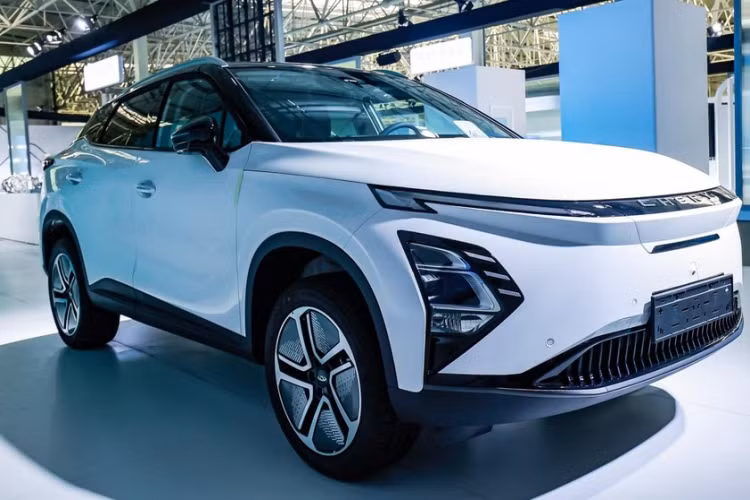 SUV điện Chery E5 EV 2023, hay còn có tên gọi khác Omoda 5 EV tại 1 số quốc gia, là 1 chiếc SUV cỡ B có hệ truyền động hoàn toàn bằng điện, đáng tiếc là giá bán của xe chưa được công bố, chỉ biết rằng, mức giá hiện tại của phiên bản nhiên liệu là 79.900 nhân dân tệ đến 109.900 nhân dân tệ.