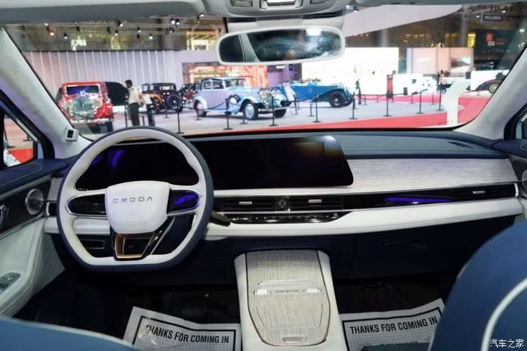 Ở phần đuôi xe, xe mới có đèn hậu độc đáo, đèn pha bên trái và bên phải cũng được kết nối bằng trang trí bằng logo EV ở đuôi xe cho thấy đây là mẫu xe thuần điện. Xét về kích thước, chiều dài, chiều rộng và chiều cao của Chery E5 EV 2023 lần lượt là 4424/1830/1588mm, chiều dài cơ sở là 2630 mm.