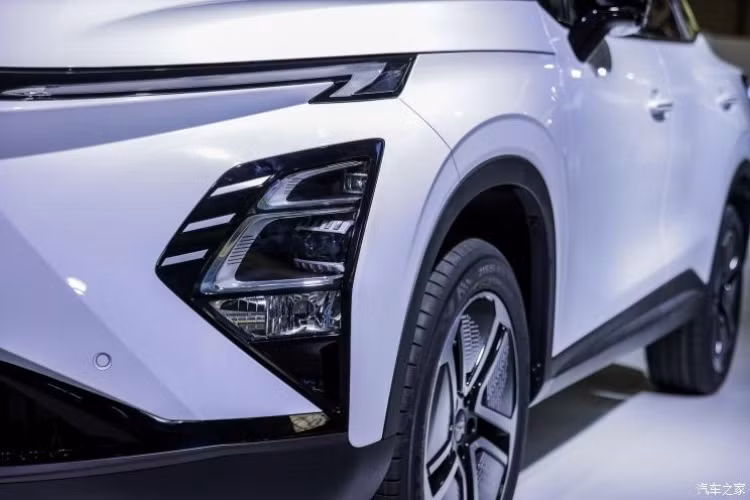 Về phía thân xe, Chery E5 EV 2023 áp dụng thiết kế thân xe hai màu, toàn bộ hình dáng thân xe năng động, có đường gân chạy dọc toàn bộ thân xe, mép dưới của cửa sổ có thiết kế đường nét độc đáo, và vành xe được thiết kế có khả năng cản gió thấp.