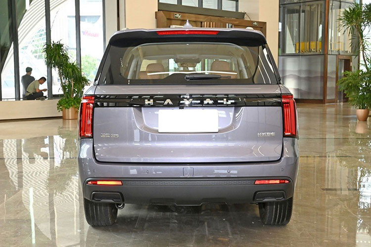 Bên cạnh đó là cụm đèn pha LED cỡ lớn, tích hợp dải đèn LED định vị ban ngày. Tiếp đến là cản trước khỏe khoắn với hốc gió trung tâm rộng và ốp gầm màu đen hầm hố. Vòng sang bên sườn, chúng ta sẽ bắt gặp nóc và đường chân kính thẳng.