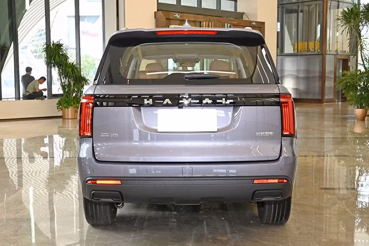 Bên cạnh đó là cụm đèn pha LED cỡ lớn, tích hợp dải đèn LED định vị ban ngày. Tiếp đến là cản trước khỏe khoắn với hốc gió trung tâm rộng và ốp gầm màu đen hầm hố. Vòng sang bên sườn, chúng ta sẽ bắt gặp nóc và đường chân kính thẳng.