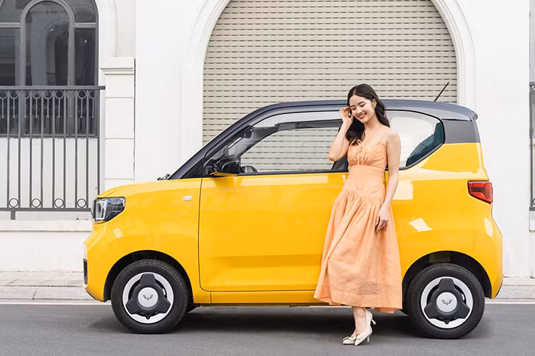 Wuling Hongguang Mini EV là mẫu ôtô điện cỡ nhỏ bán chạy nhất toàn cầu trong 3 năm liên tiếp 2020, 2021 và 2022. Wuling Hongguang Mini EV tại Việt Nam có tổng cộng 4 phiên bản và giá bán dao động từ 239 - 279 triệu đồng.