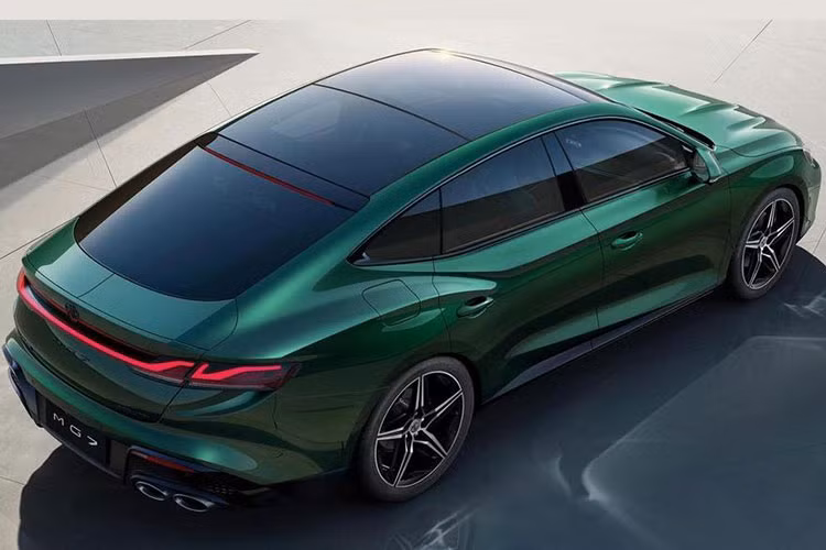 Ngoài ra, tư vấn bán hàng tại đại lý cũng cho biết MG7 sẽ bán tại Việt Nam với 2 phiên bản, bao gồm STD (Standard) và LUX (Luxury). Giá bán dự kiến cho mẫu xe này chỉ từ 750 triệu đồng. Nếu thông tin đại lý đưa ra là chính xác, MG7 sẽ trở thành mẫu xe có giá bán khởi điểm rẻ nhất phân khúc sedan hạng D tại Việt Nam. Hiện tại, vị trí này thuộc về Mazda6 với giá bán của phiên bản tiêu chuẩn là 779 triệu đồng. 