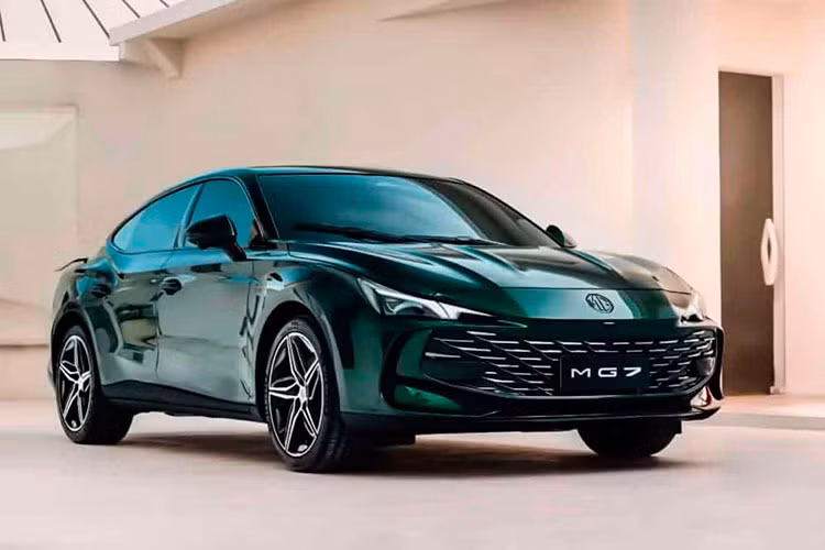 Về trang bị an toàn, MG7 được tích hợp các tính năng hỗ trợ lái hiện đại và tiên tiến như: hệ thống hành trình thông minh ISC, hệ thống hỗ trợ chuyển làn thông minh ALC và hỗ trợ lái thông minh NGP, hệ thống hỗ trợ lái xe thông minh cao cấp NGP (Navigation Guided Pilot), các chức năng đỗ xe tự động APA và đỗ xe tự động điều khiển từ xa RPA, có thể bao quát toàn bộ chỗ đỗ xe.