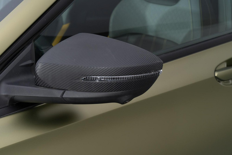 J15 có giá 118.000 nhân dân tệ (tương đương 403 triệu đồng) và cuối cùng là J16 có 2 bản là tiêu chuẩn với giá 128.000 nhân dân tệ (tương đương 436 triệu đồng) và bản Galaxy Fighter Edition có giá cao nhất 136.800 nhân dân tệ.