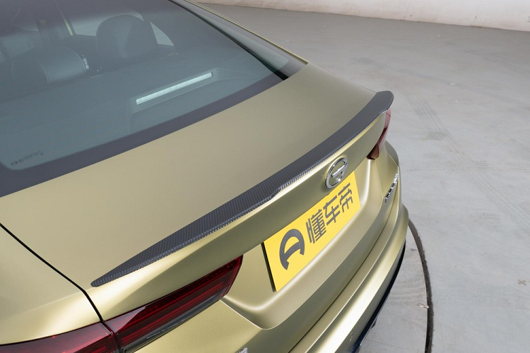 Về thiết kế, mẫu xe sedan Trumpchi Shadow Leopard sử dụng lưới tản nhiệt dạng thác nước, hình lục giác có các khe hút gió kích thước lớn với các nan dọc trang trí màu xám, tạo phong cách thể thao mạnh mẽ.