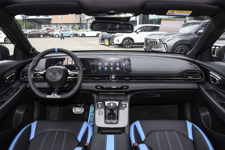 Các phiên bản có thiết kế bên hông giống nhau trừ điểm khác biệt là sẽ có la-zăng kiểu cách khác và thông số sẽ không đồng đều. Hình dáng phần sau của xe Trumpchi Shadow Leopard về cơ bản cũng giống nhau trừ J15 và J16 có phong cách máy bay chiến đấu được trang bị cánh gió nhỏ carbon phía sau, đồng thời xe cũng sử dụng kiểu ống xả kép chia đều 2 bên, thay vì chỉ có ống xả tứ giác mỗi bên.