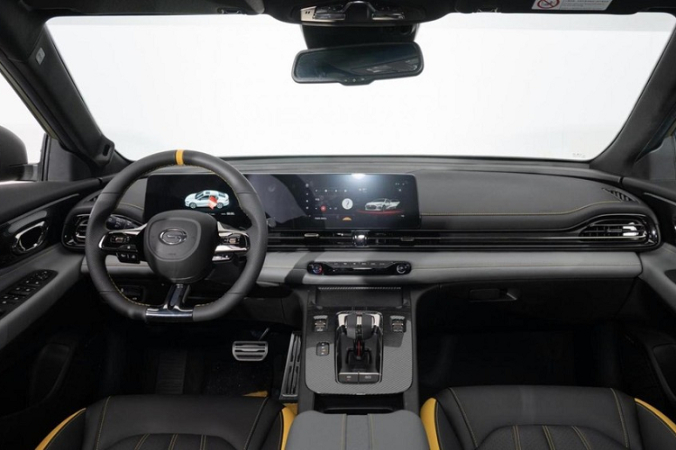 Ở 2 bản J15 và J16 xe còn có sự cá tính với cách phối màu xanh quân đội nhám như các mẫu máy bay chiến đấu cùng nhiều chi tiết bằng carbon mờ như vỏ gương, cản, cánh gió đuôi... Ở kích thước, Trumpchi Shadow Leopard có chiều dài, rộng và cao lần lượt là 4.700/1.850/1.432 mm, chiều dài cơ sở 2.736 mm.