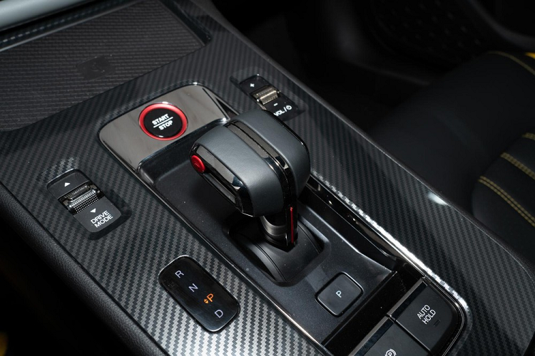 Về sức mạnh, Shadow Leopard được trang bị động cơ Trumpchi Julang Power 1.5T GDI với công suất tối đa 174 mã lực và mô-men xoắn cực đại 270 Nm. Hệ truyền động kết hợp với hộp số ly hợp kép ướt 7 cấp với khả năng tăng tốc từ vị trí xuất phát lên 100 km/h chỉ trong thời gian 6,95 giây.