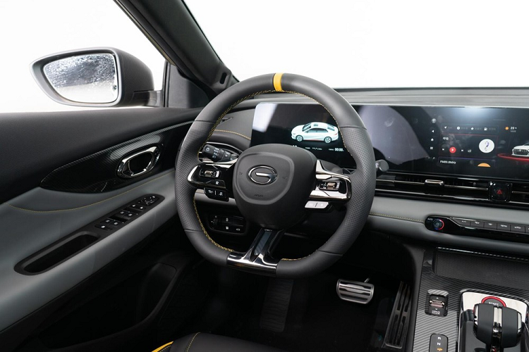 Bên trong khoang lái của Trumpchi Shadow Leopard có vô-lăng kiểu máy bay chiến đấu với logo vuốt ngược sang phải, có lẫy chuyển số điện tử, thiết kế bảng đồng hồ và màn hình điều khiển trung tâm nối liền, ở bảng điều khiển trung tâm của chiếc xe mới áp dụng thiết kế phân khúc và hình dạng cửa gió điều hòa kiểu xuyên suốt cho thấy cảm giác thiết kế chắp vá.