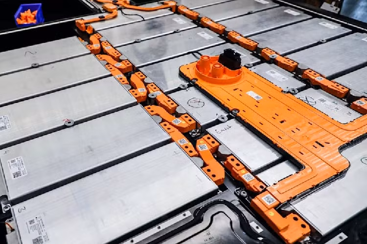 Trong đó, BMW cho biết sẽ hoàn thành các nguyên mẫu thử nghiệm vào cuối năm nay. Cuối năm 2022, VinFast của Việt Nam cũng đã ký kết một thỏa thuận đầu tư và hợp tác chiến lược về pin thể rắn với Prologium.