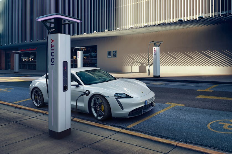 Tiến sĩ Stefanie Edelberg, Kỹ sư về Tế bào pin tại Porsche Engineering giải thích: “Kế hoạch cho các tế bào rắn là lớp phân tách cổ điển sẽ được thay thế hoàn toàn bằng một lớp chất điện phân rắn mỏng.