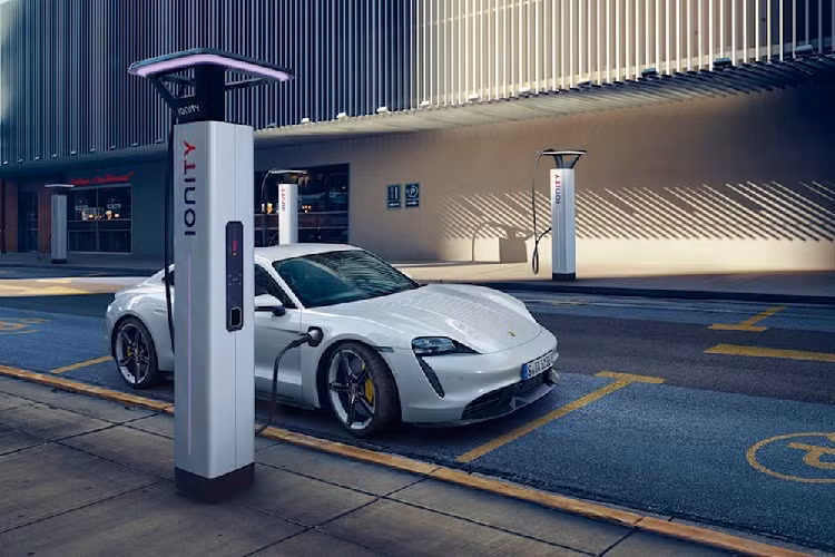 Tiến sĩ Stefanie Edelberg, Kỹ sư về Tế bào pin tại Porsche Engineering giải thích: “Kế hoạch cho các tế bào rắn là lớp phân tách cổ điển sẽ được thay thế hoàn toàn bằng một lớp chất điện phân rắn mỏng.