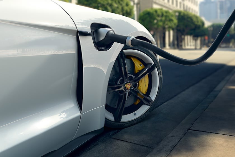 Tuy nhiên, công nghệ pin thể rắn sẽ yêu cầu các bộ sạc mới, những bộ sạc có khả năng làm mát nhanh chóng, đặc biệt là đối với tốc độ sạc trên 500 kW. Điều này có thể xảy ra với cáp sạc làm mát bằng chất lỏng, một công nghệ mà Tesla cho biết sẽ xuất hiện trong hệ thống Supercharger của họ.