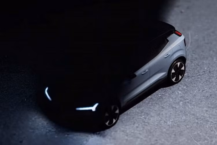 Vào hồi đầu tháng 5/2023, Volvo EX30 2024 cũng từng lộ diện qua hình ảnh rò rỉ từ tài liệu đăng ký bảo hộ kiểu dáng công nghiệp. Những hình ảnh này cho thấy xe được trang bị cụm đèn pha LED theo phong cách điểm ảnh và đèn hậu hình chữ "C" nối liền với nhau, tương tự đàn anh Volvo EX90.