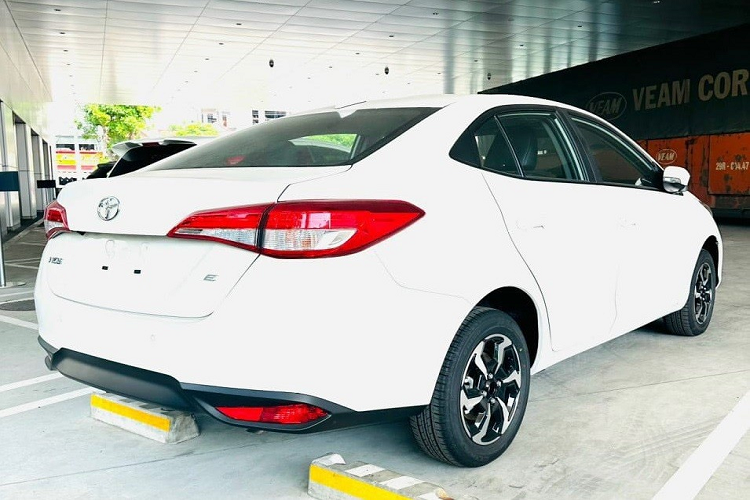 Thay đổi tiếp theo là 2 khe gió hẹp bao quanh logo của hãng Toyota ở chính giữa đầu xe. Trong khi đó, bên dưới xuất hiện lưới tản nhiệt hẹp và cản trước mới, tích hợp hốc gió trung tâm rộng. Ngoài ra, trên cản trước còn có nẹp trang trí màu bạc và đèn sương mù ở hai góc.