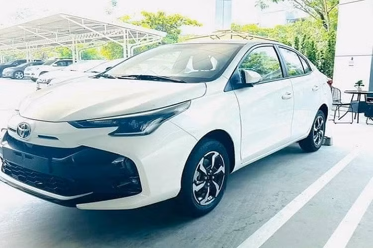 Trong khi đó, động cơ của Toyota Vios 2023 tại Việt Nam dự kiến cũng giữ nguyên như cũ. Đây là động cơ xăng 4 xi-lanh thẳng hàng, dung tích 1.5L, sản sinh công suất tối đa 107 mã lực và mô-men xoắn cực đại 140 Nm. Động cơ đi với hộp số sàn 5 cấp hoặc CVT.