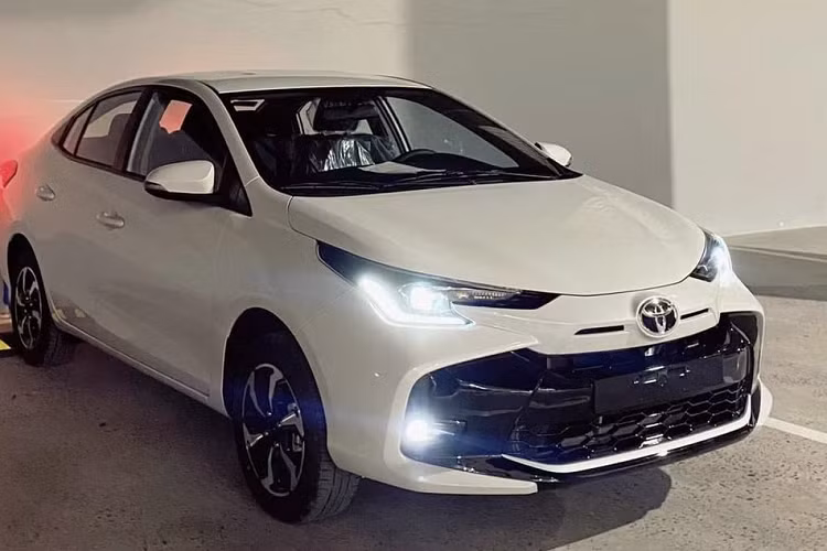 Ở đầu xe, Toyota Vios 2023 dành cho thị trường Việt Nam được bổ sung đèn pha mới với thiết kế tương tự Corolla đang bán ở thị trường Mỹ. Đèn pha LED sử dụng thấu kính projector này sẽ được trang bị tiêu chuẩn cho mọi phiên bản của xe.