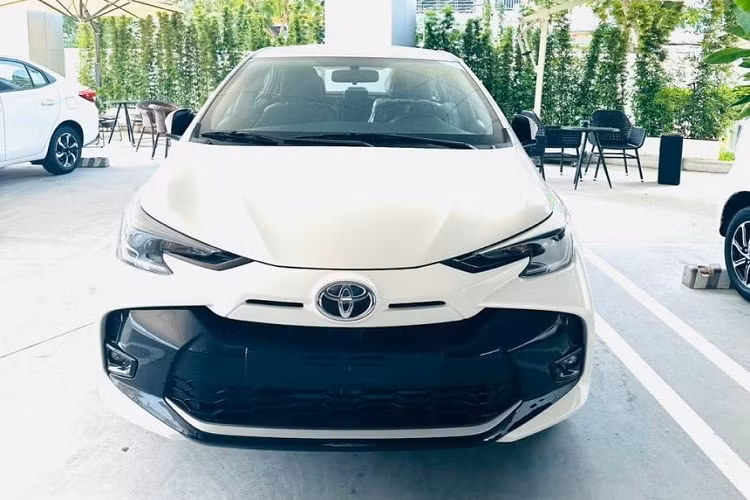 Đúng như những hình ảnh rò rỉ trước đó, Toyota Vios 2023 tại Việt Nam sở hữu thiết kế nâng cấp nhẹ so với phiên bản cũ. Trong đó, khu vực đầu xe của mẫu sedan hạng B này giống hệt với Toyota Yaris 2023 đã ra mắt tại Thái Lan vào hồi tháng 3 năm nay.