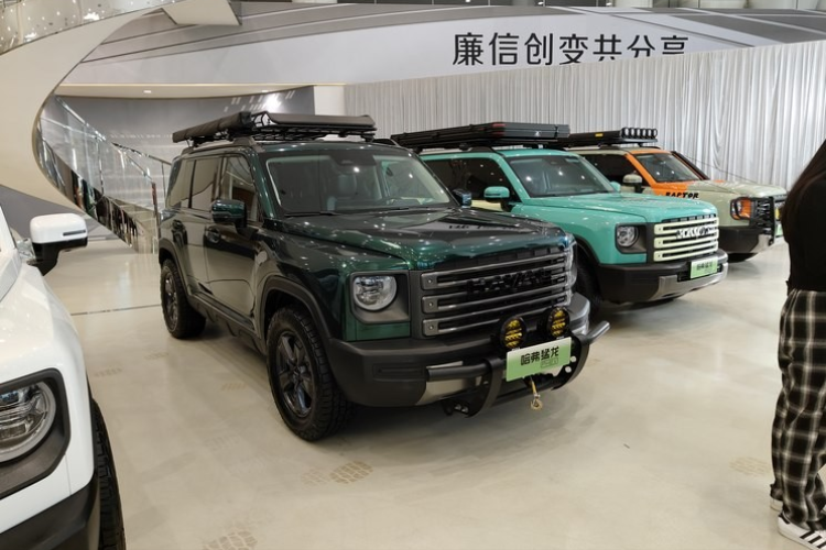 Haval Raptor được chia thành hai phiên bản khác nhau trang bị công nghệ hybrid điện dẫn động 4 bánh thông minh 1.5T+Hi4, động cơ 1.5T có công suất tối đa 123 kW, khoảng 165 mã lực và mô-men xoắn cực đại 243 Nm.