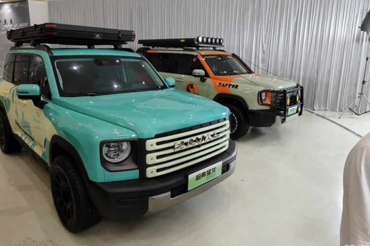 Điều này cho thấy, hãng Haval còn khẳng định chiếc xe Raptor của mình sẽ tùy biến khá nhiều phong cách độ khác nhau, nhằm mang đến sự lạ mắt, thu hút khách hàng nhiều hơn thế nữa, bên cạnh chỉ có mẫu xe tiêu chuẩn, rất dễ nhàm chán vì giống nhau.
