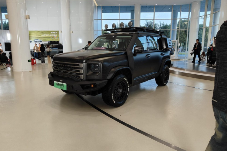 Với cấu hình của phiên bản tiêu chuẩn chưa được tuỳ biến độ ngoại thất, mẫu xe SUV Haval Raptor 2024 của Trung Quốc ngay từ nguyên bản vốn đã có thiết kế rất lôi cuốn khi có những đường nét thẳng tắp, vuông vức và cứng cáp đúng phong cách địa hình.