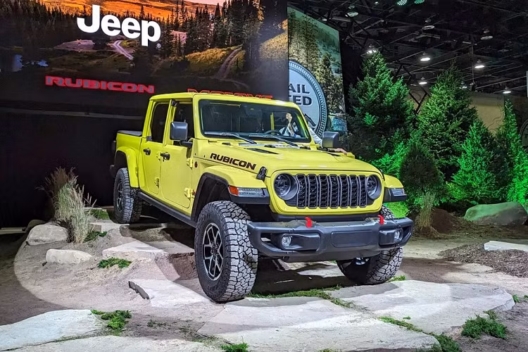 Trong triển lãm Ô tô Detroit 2023 hiện đang diễn ra tại Mỹ, hãng Jeep đã ra mắt phiên bản nâng cấp của dòng xe bán tải Gladiator. Những thay đổi của mẫu xe bán tải Jeep Gladiator 2024 mới này khá giống với người anh em Wrangler 2024 ra mắt vào hồi tháng 4 đầu năm nay.