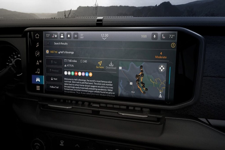 Cụ thể, xe dùng màn hình cảm ứng trung tâm 12,3 inch đặt nổi trên mặt táp-lô, chạy bằng hệ điều hành Uconnect 5 dựa trên Android của tập đoàn mẹ Stellantis. Màn hình này hiện đã hỗ trợ cập nhật phần mềm qua WiFi, Apple CarPlay/Android Auto không dây và trợ lý ảo Amazon Alexa. Bên cạnh đó, mẫu xe bán tải này còn có tính năng Follow Mode, cung cấp những thông tin qua màn hình như hướng giao lộ, chướng ngại vật hay địa điểm yêu thích.