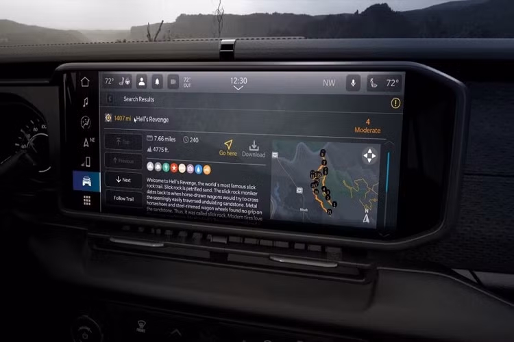 Cụ thể, xe dùng màn hình cảm ứng trung tâm 12,3 inch đặt nổi trên mặt táp-lô, chạy bằng hệ điều hành Uconnect 5 dựa trên Android của tập đoàn mẹ Stellantis. Màn hình này hiện đã hỗ trợ cập nhật phần mềm qua WiFi, Apple CarPlay/Android Auto không dây và trợ lý ảo Amazon Alexa. Bên cạnh đó, mẫu xe bán tải này còn có tính năng Follow Mode, cung cấp những thông tin qua màn hình như hướng giao lộ, chướng ngại vật hay địa điểm yêu thích.