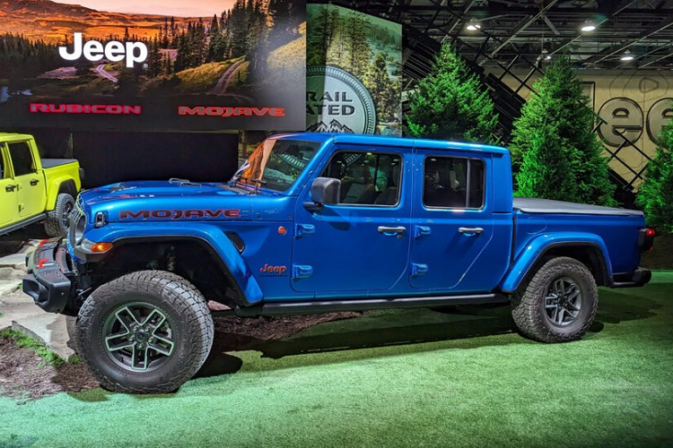 Những thay đổi còn lại ở ngoại hình của Jeep Gladiator 2024 là ăng ten tích hợp vào kính lái, vành la-zăng và màu sơn ngoại thất mới. Những gì đặc trưng của mẫu xe bán tải này vẫn được giữ lại như hàng loạt cách kết hợp kính lái, cửa và nóc. Mui nỉ Premium Sun-Rider trở thành trang bị tiêu chuẩn của xe để cách âm tốt hơn.