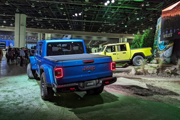 Nằm bên dưới nắp ca-pô của mẫu xe bán tải Mỹ là động cơ xăng Pentastar V6, dung tích 3.6L như cũ với công suất tối đa 285 mã lực và mô-men xoắn cực đại 353 Nm. Động cơ đi kèm hộp số sàn 6 cấp tiêu chuẩn hoặc tự động 8 cấp tùy chọn. Trong khi đó, máy dầu EcoDiesel V6, dung tích 3.0L đã bị cắt để phù hợp với định hướng đẩy mạnh xe điện khí hóa của Jeep.