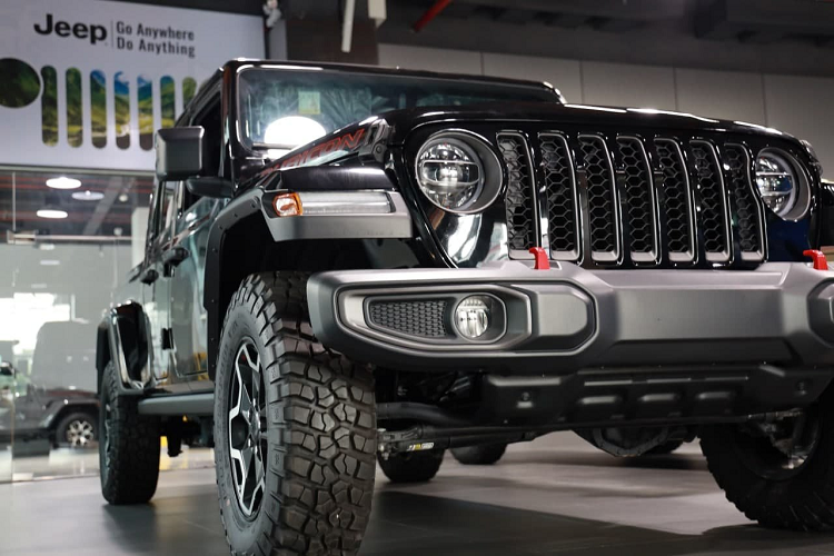 Trong tương lai, hãng Jeep có thể sẽ bổ sung hệ truyền động plug-in hybrid cho mẫu xe bán tải này nhằm thay thế động cơ diesel. Hiện giá xe Jeep Gladiator 2024 chưa được công bố. Trong khi đó, phiên bản cũ của mẫu xe bán tải này có giá lên đến 4,088 tỷ đồng ở Việt Nam.