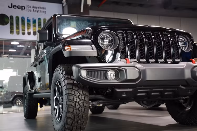 Trong tương lai, hãng Jeep có thể sẽ bổ sung hệ truyền động plug-in hybrid cho mẫu xe bán tải này nhằm thay thế động cơ diesel. Hiện giá xe Jeep Gladiator 2024 chưa được công bố. Trong khi đó, phiên bản cũ của mẫu xe bán tải này có giá lên đến 4,088 tỷ đồng ở Việt Nam.