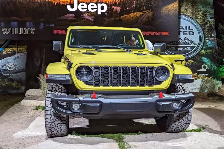 Ở phiên bản mới, bán tải Jeep Gladiator 2024 dùng chung thiết kế đầu xe với Wrangler. Tại đây, xe được bổ sung lưới tản nhiệt mới, được chia thành 7 ô nằm dọc nên trông hiện đại hơn. Trong khi đó, đèn pha tròn trịa, dải đèn LED định vị ban ngày nằm trên chắn bùn trước và cản trước tích hợp đèn sương mù vẫn giữ nguyên như phiên bản cũ.