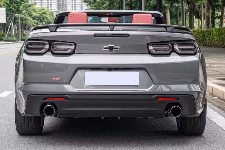 Nhưng sau 4 năm về nước, hiện xe đang được chào bán với mức giá chỉ từ 2,8 tỷ đồng, đáng chú ý, chỉ sau vài tiếng đăng bài rao bán, đơn vị này đã nhanh chóng điều chỉnh lại giá xe Chevrolet Camaro RS Convertible chỉ 2,55 tỷ đồng, tức giảm giá tận 300 triệu đồng, 1 điều chưa từng thấy ở các bài rao bán xe.