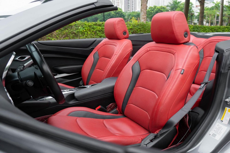 Nội thất xe với thiết kế 2+2, hàng ghế sau đủ chỗ cho 2 người lớn ngồi thoải mái, với điều kiện là phần mui mềm phải được hạ xuống. Ghế ngồi được bọc da màu đỏ rất đẹp mắt, tạo nên điểm nhấn cho khoang lái của xe, cũng như tính tương phản khi ngoại thất sơn màu tối.