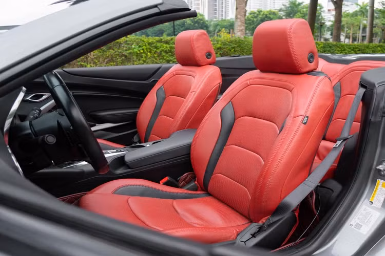Nội thất xe với thiết kế 2+2, hàng ghế sau đủ chỗ cho 2 người lớn ngồi thoải mái, với điều kiện là phần mui mềm phải được hạ xuống. Ghế ngồi được bọc da màu đỏ rất đẹp mắt, tạo nên điểm nhấn cho khoang lái của xe, cũng như tính tương phản khi ngoại thất sơn màu tối.