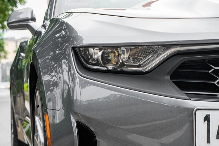 Ngoại thất của chiếc xe thể thao Chevrolet Camaro RS mui trần đời 2019 đầu tiên về Việt Nam đang được rao bán từ 2,55 tỷ đồng được sơn màu xám lông chuột, đây là 1 trong những bộ áo rất hot tại thời điểm đó, đi kèm với đó còn có nhiều chi tiết sơn đen, mạ crôm, và bộ mâm 5 chấu kép sơn màu bạc.