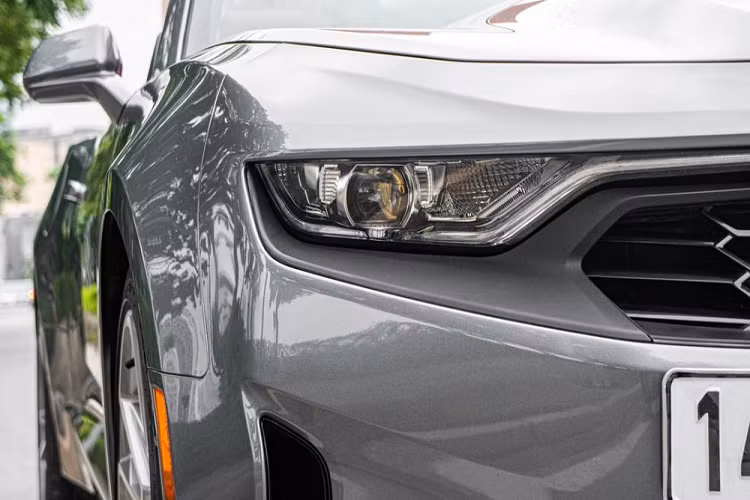 Ngoại thất của chiếc xe thể thao Chevrolet Camaro RS mui trần đời 2019 đầu tiên về Việt Nam đang được rao bán từ 2,55 tỷ đồng được sơn màu xám lông chuột, đây là 1 trong những bộ áo rất hot tại thời điểm đó, đi kèm với đó còn có nhiều chi tiết sơn đen, mạ crôm, và bộ mâm 5 chấu kép sơn màu bạc.