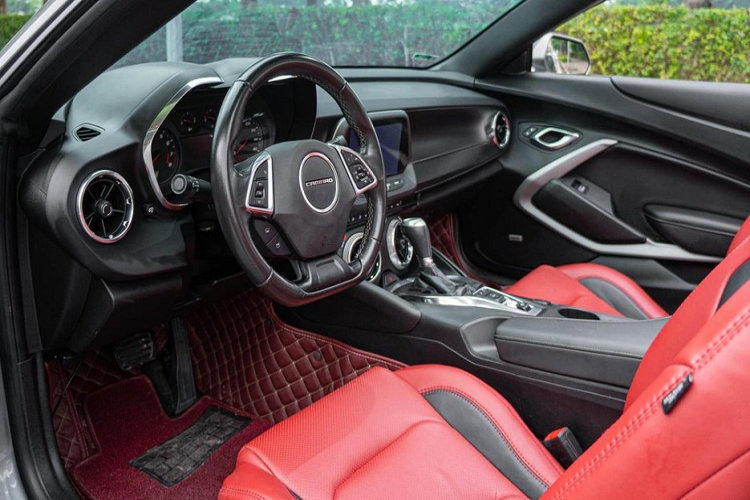 Điểm nhấn của Chevrolet Camaro RS Convertible so với các bản Coupe nằm ở việc, chiếc xe thể thao này sử dụng mui xếp mềm, mất khoảng thời gian hơn 15 giây để đóng hoặc mở mui. Phần mui sau khi được xếp gọn lại sẽ được cất ở ngay hàng ghế sau.