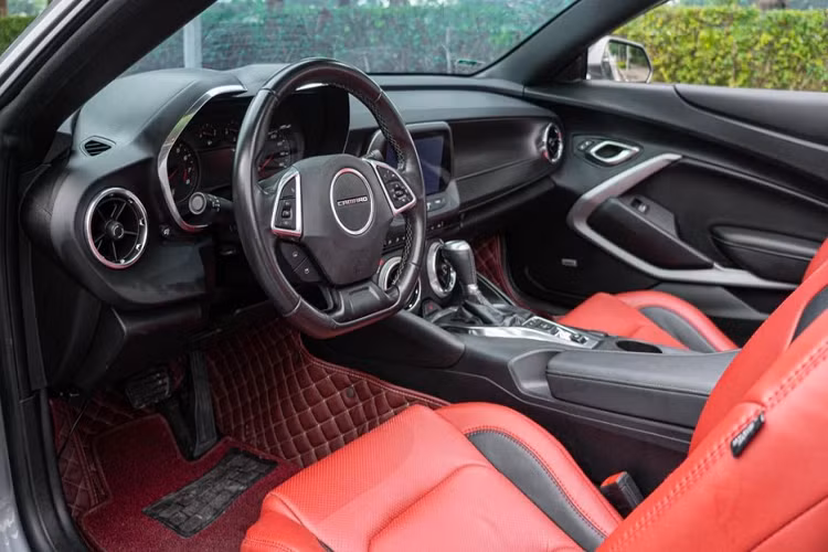 Điểm nhấn của Chevrolet Camaro RS Convertible so với các bản Coupe nằm ở việc, chiếc xe thể thao này sử dụng mui xếp mềm, mất khoảng thời gian hơn 15 giây để đóng hoặc mở mui. Phần mui sau khi được xếp gọn lại sẽ được cất ở ngay hàng ghế sau.