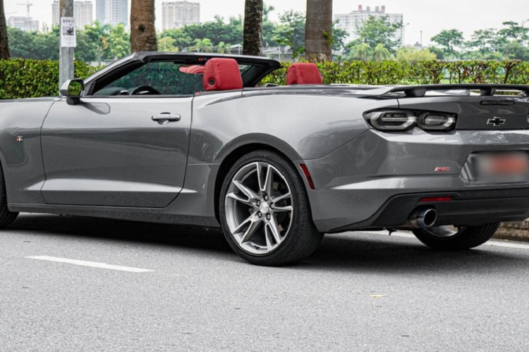 Nhìn ở bên ngoài của Chevrolet Camaro RS Convertible 2019 đã thấy ngay sự hầm hố với đèn pha Full LED thiết kế sắc sảo, lưới tản nhiệt và hốc gió cá tính hơn so với bản cũ. Phía đuôi xe có sự nâng cấp ở đèn hậu LED hình Oval mang đến cái nhìn mới lạ.